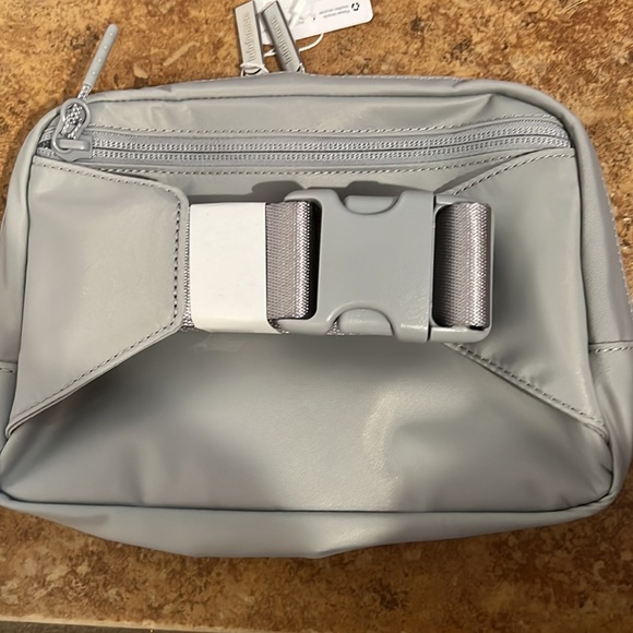 NWT Large Everywhere Belt Bag in Silver Drop! - Picture 3 of 10